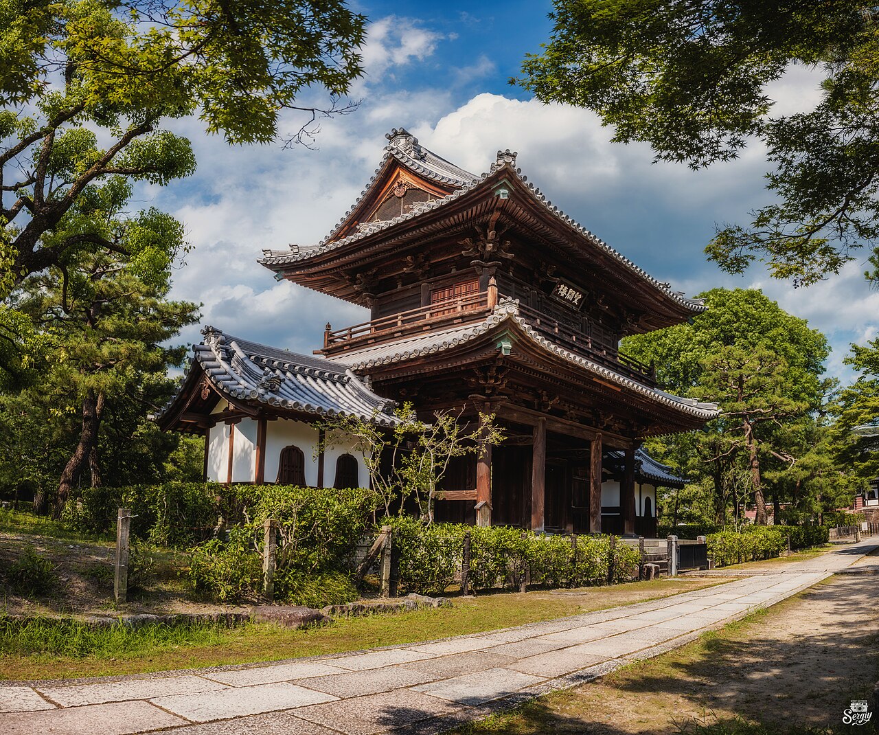 The Sanmon gate of Kennin-ji temple in Kyoto, surrounded by trees